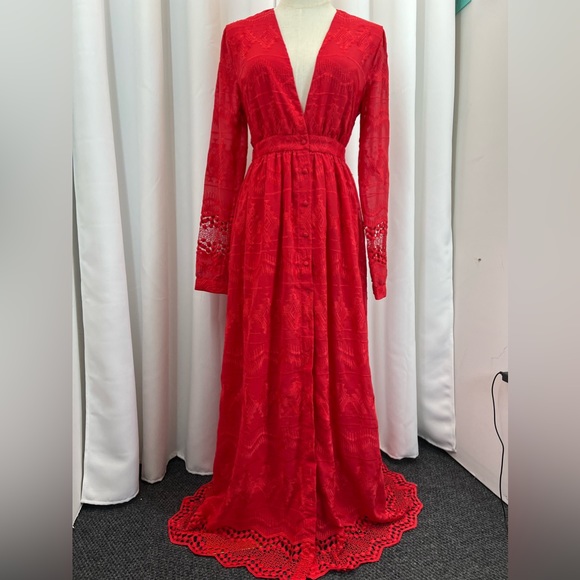 Red maxi dress sheet material body line except for arm. - Picture 4 of 15